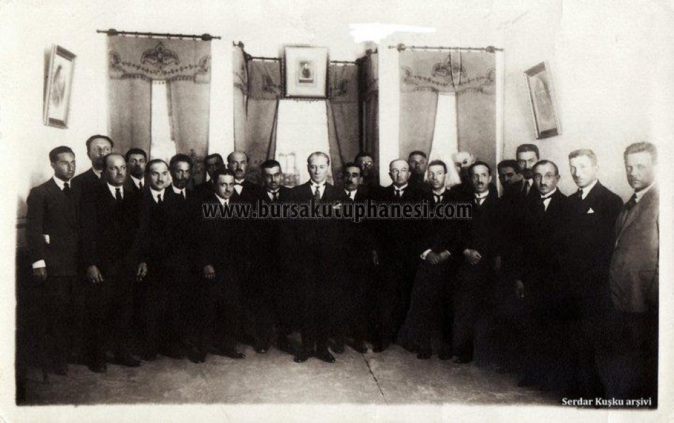 Atatürk ve Bursa- Atatürk, Saim Altıok, Muhittin Baha Pars, Vali Kemal Gedelec, Belediye Başkanı Yağcı Cemal Bey, Avukat Tevfik Aycan, Hakkı Baha Pars ve Avukat Cemil Öz ile birlikte 