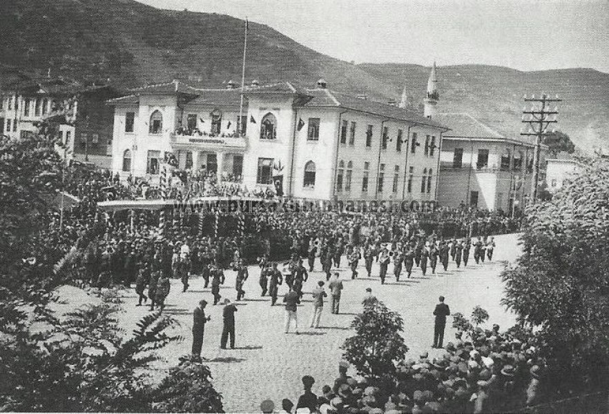 Işıklar askeri lisesi Bando tören geçişi.1930 lar 