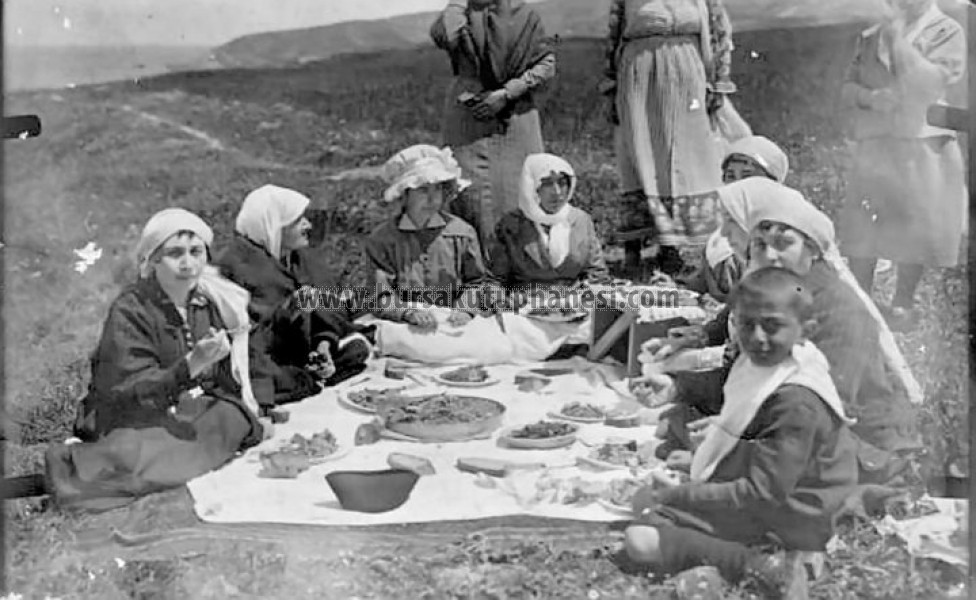 Uludağ'da Piknik yapan bir aile