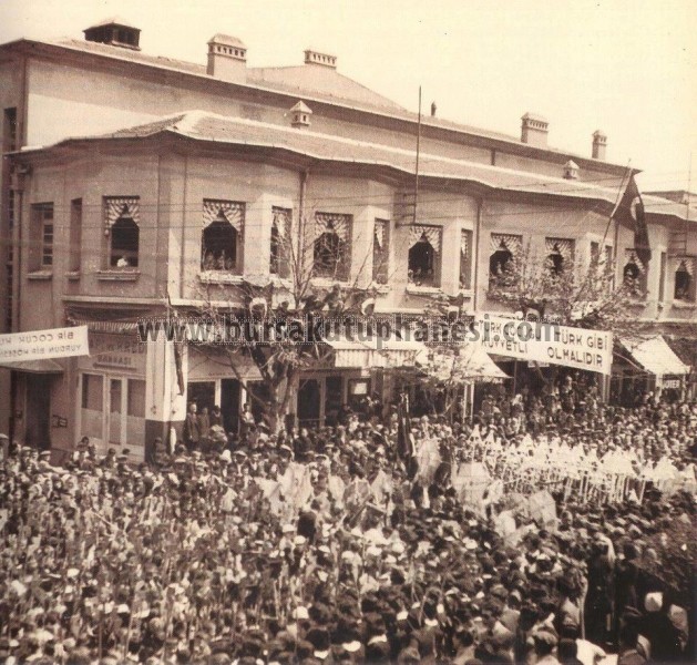 23 Nisan'da tayyare önünde 1930'lar (Eski bursalılar)