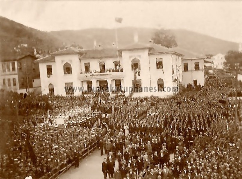 Hükümet Konağından nutuk veren Atatürk'ümüzü dinleyen Bursa halkı.