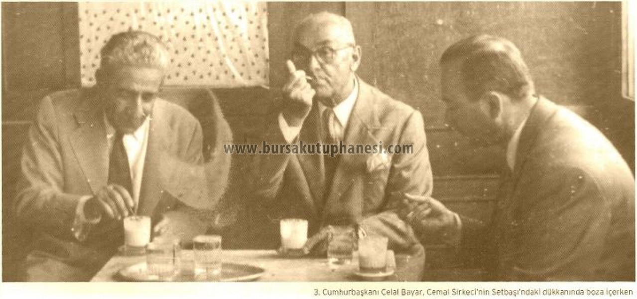 Celal Bayar, Cemal Sirkeci'nin Setbaşı'ndaki bozacısında boza içiyor