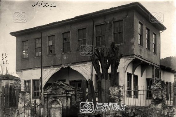 Bir İlk Mekteb binası ve çeşmesi, 1926