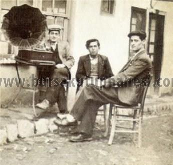 Tirilye'de bir esnaf dükkanı önünde, 1940'lı yıllar.