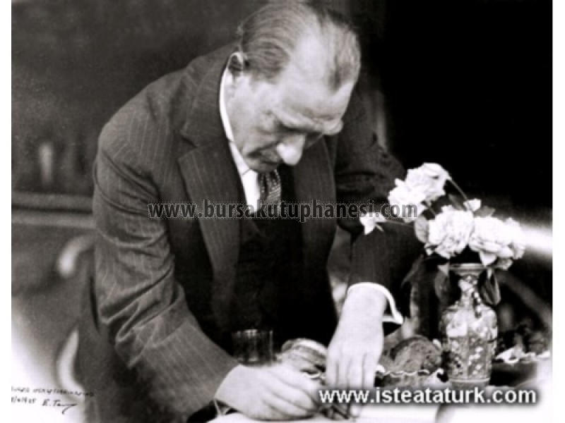 Atatürk ve Bursa--İpekiş Fabrikası’nda temel atma töreninde. (1 Ekim 1925)