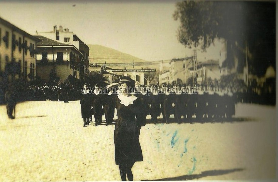‎1940lar Bursa Kız Lisesi Öğrencileri tören geçiti EMİNE BAŞ