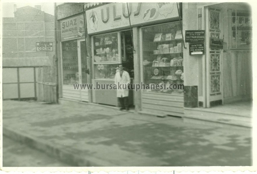 1958-Kapalicarsi-yanginindan-sonra-Ataturk-Caddesinde-Rasim-Oztatin-dukkani-1961