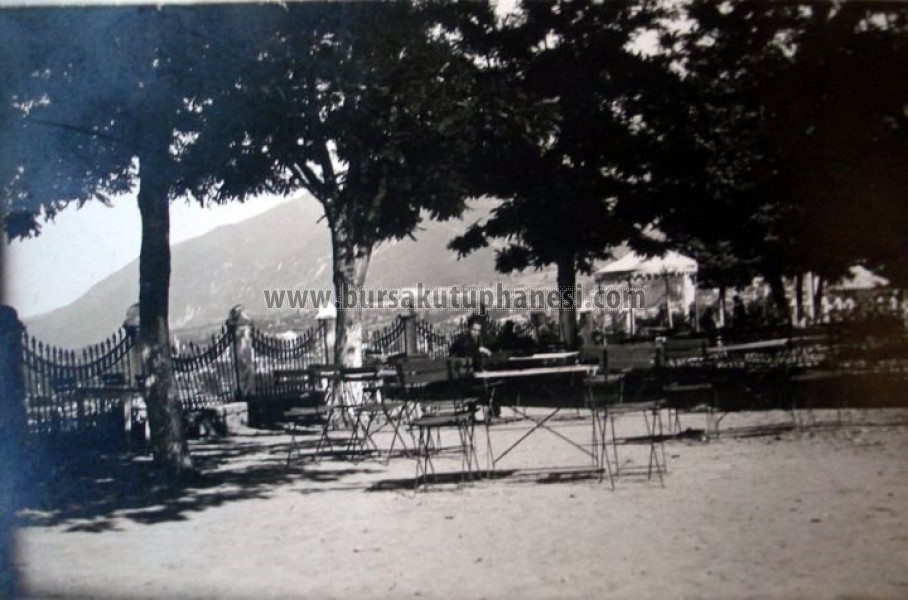 Tophane çay bahçesi.