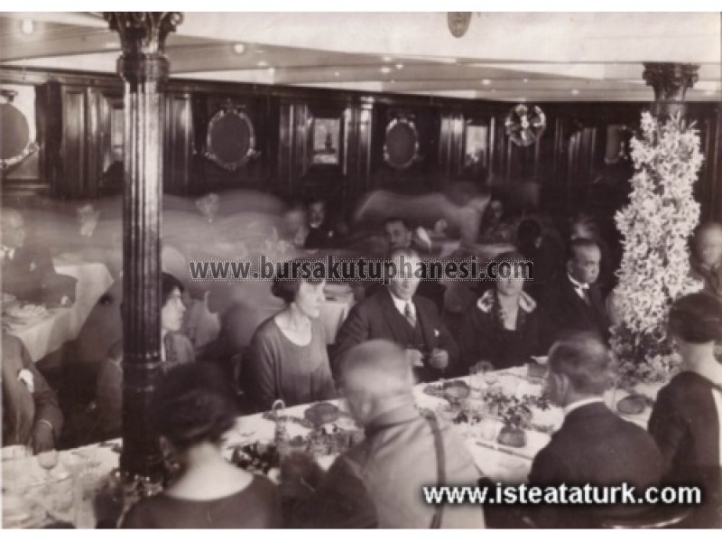 Atatürk ve Bursa- Karadeniz Vapuru'nda öğle yemeği yerken, Mudanya. (13 Haziran1926)
