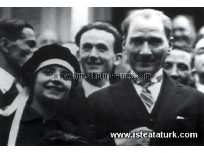 Atatürk ve BUrsa- Dar'ül Elhan (İstanbul Belediye Koservatuarı) Topluluğu'nun ve öğrencilerinin arasında. (29 Mayıs 1926)