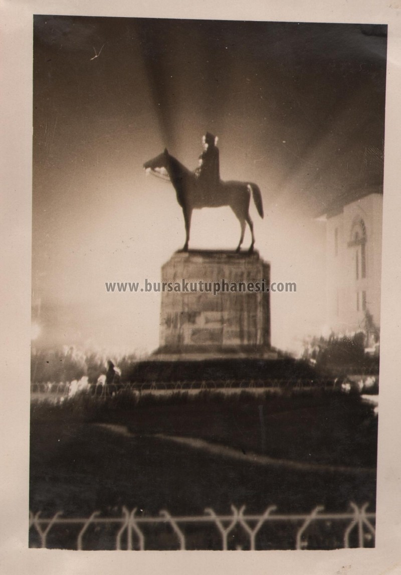 Bursa, Atatürk Heykeli.