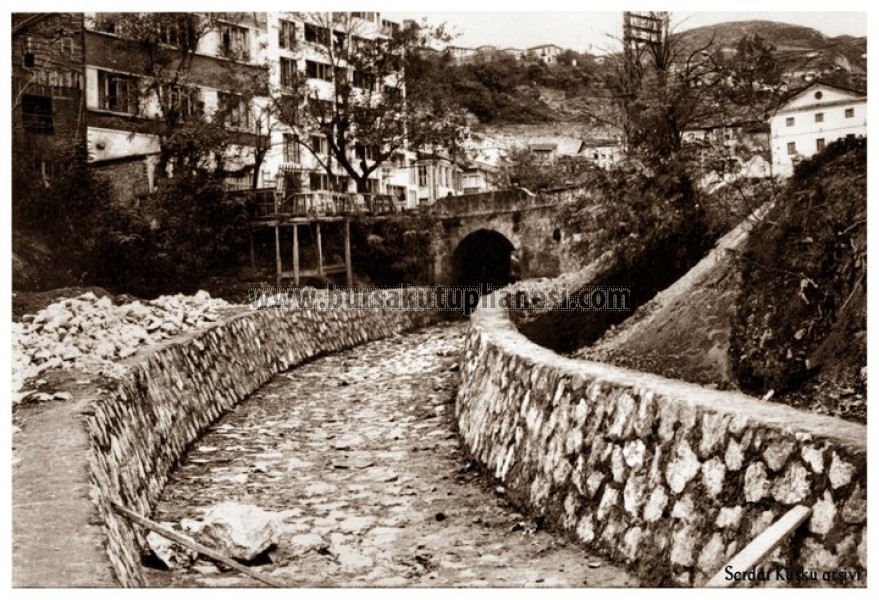 Cilimboz dere ve Altıparmak - 1964 sağda görülen çarklı değirmen, arkada Yıldızkahve, köprünn solunda Karadeniz kıraathanesi (