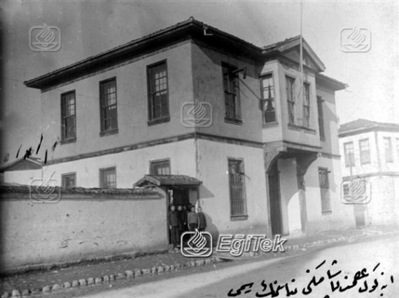 Bir Okul Binası, 1926