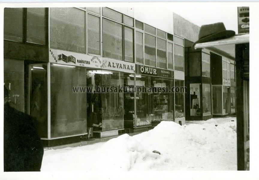 1958-carsi-yanginindan-sonra-Kapalicarsida-yapilan-yeni-dukkanlar-1962