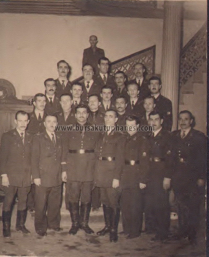 Zabıta Teşkilatı 1950'li yıllarda Bursa Belediyesi Zabıta Teşkilatı. Tarihi Binada çekilmiş bir fotoğraf  -  Ertan Akman