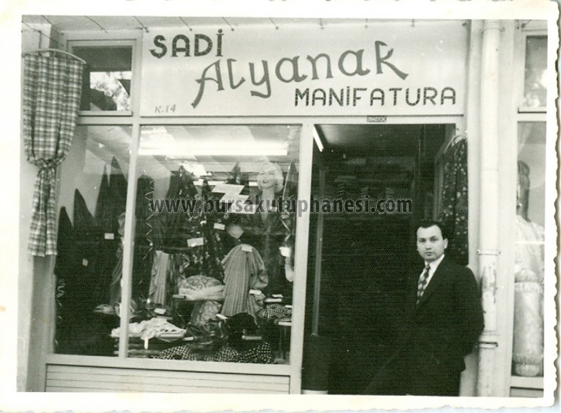 1958-Kapalicarsi-yangindan-sonra-belediyenin-yaptigi-yeni-dukkanlarda-Ali-Sadi-Alyanak-1962