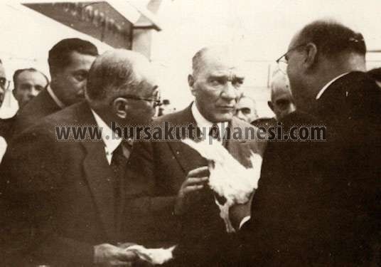 Cumhurbaskani Atatürk, Bursa Merinos Fabrikasi tesislerini gezerken 02.02.1938