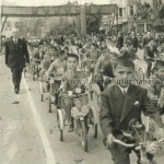 ‎23 nisan 1958. 23 Nisan kutlamaları için Tophane Osmangazi İlkokulu öğrencileri bisikletleriyle tören alanından geçiyorlar. Arka planda Heykel, Hacer Yiğit