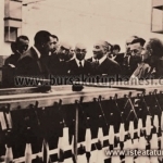 Bursa Sümerbank Merinos Fabrikası'nı açtıktan sonra tesisleri gezerken. (02 Şubat 1938)