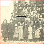 Çekirge Mektebi 1923 Kaya Karahisarlı, İffet Yücel ve Münevver Karahisarlı fotografta öğrenciler 