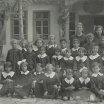 Setbaşı İlkokulu-sağ başta Başöğretmen Zehra hn. yanında sınıf öğretmeni Şahsine Altıok, 1939