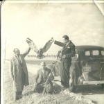 Uludağ yolunda bir avcı ile birlikte.Sağ başta  Saim Altıok. 1930'lu yıllar.