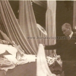 Atatürk ve Bursa- Bursalı tekstilci Hacı Sabri'nin ürettiği kumaşları tetkik ederken