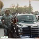 Turgut Özal resmi aracı ile Ulucami önünden geçerken eşi Semra Özal ile halkı selamlıyor