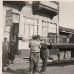 10.11.1953- Cumhuriyet caddesine döşenecek 250 milimlik boruların kamyondan indirilişi