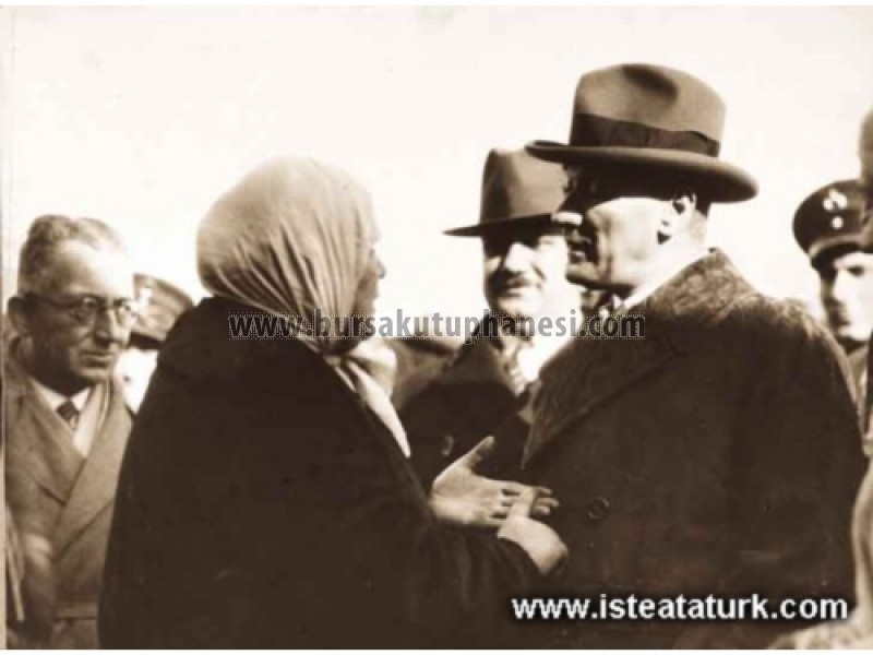 Atatürk ve Bursa- bir kadının dertlerini dinlerken. (4 Ocak 1931)