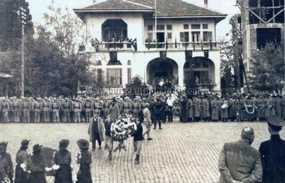 Ahmet Vefik paşa tiyatrosu önü, 10.11.1939 Atatürk'ü anma günü.jpg