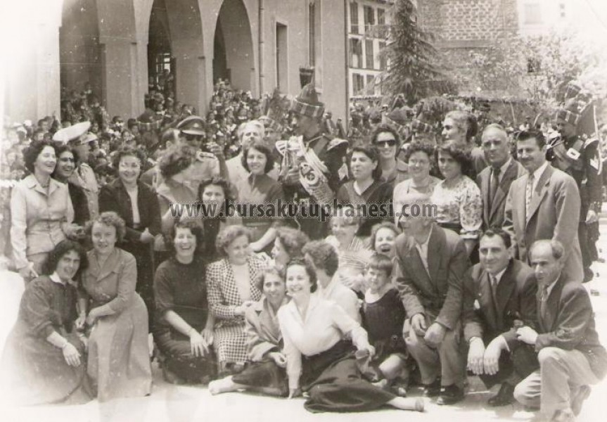 1954 Haşim İşan İlkokulu bahçesinde Öğretmenler misafir Pakistan bando şefiyle 