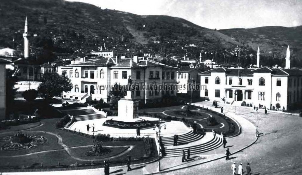 Atatürk caddesi- Heykel- Valilik