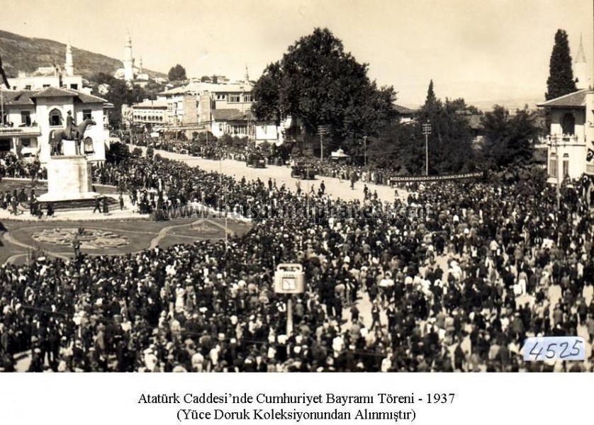 Atatürk Caddesi'nde Cumhuriyet Bayramı Töreni