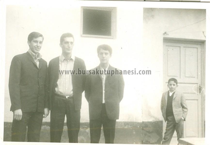 Gurvardarlarin-Reyhandaki-evlerinin-onunde-MuhittinHalitSerefAhmet-Gurvardar-1965