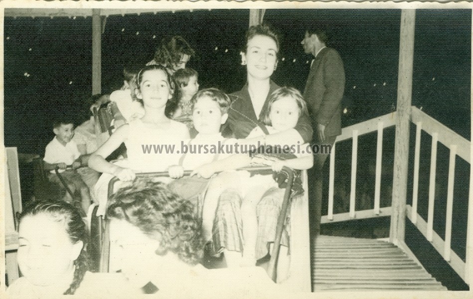 Nihal-Gundogdu-kizi-Nilgun-Eregli-Cumhur-Cemal-ve-Esen-Gulecman-ile-Kulturparkta-1960