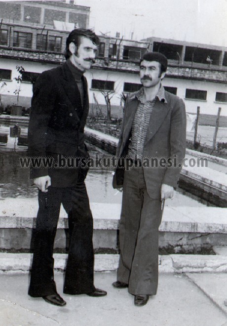 Tilki-Selim-ve-Kovboy-Mustafa-cezaevinde-havuzbasinda-1975