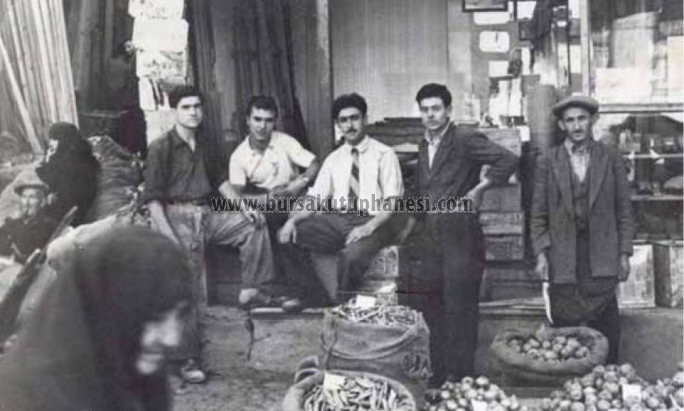 1954 Cumhuriyet Caddesinde Emin Sütçü ve Ali Oktay