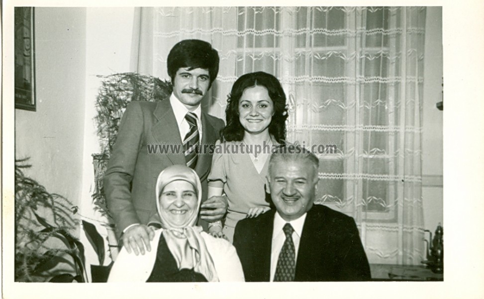 Kutahya-Hanin-ust-katinda-ki-evlerinde-Mehmet-Ali-Akin-ve-ailesi-1974-1