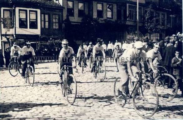 1940 Bursa'da bir bisiklet teşvik yarışması.Tophana'den Çakır