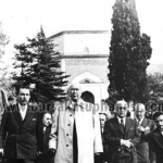 1955 Yeşil Türbe önünde İ.Sabri Çağlayangil