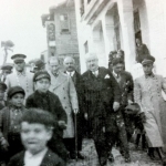 Atatürk ve Bursa- belediyeden heykele doğru halk ile yürüyor.. 1920 