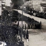 Cumhuriyetin 10. yılında Atatürk caddesi henüz parke taşlı.Tören geçisi için izci ve öğrenciler Protokolun bayram kutlamasını bekliyorlar