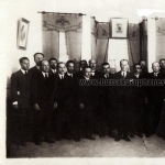Atatürk ve Bursa- Atatürk, Saim Altıok, Muhittin Baha Pars, Vali Kemal Gedelec, Belediye Başkanı Yağcı Cemal Bey, Avukat Tevfik Aycan, Hakkı Baha Pars ve Avukat Cemil Öz ile birlikte 