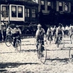 1940 Bursa'da bir bisiklet teşvik yarışması.Tophana'den Çakır